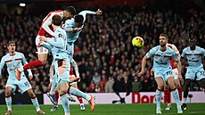 Mikel Merino dává první gól Arsenalu v utkání s Brentfordem.