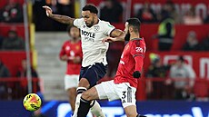 Callum Wilson (vlevo) z West Hamu a Noussair Mazraoui z Manchesteru United.