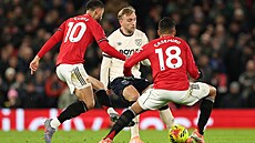 Matheus Cunha a Casemiro zdvojují Jarroda Bowena.