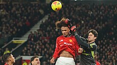 Branká� Senne Lammens z West Hamu boxuje mí� p�ed Joshuou Zirkzeem z...