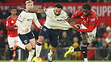 Callum Wilson z West Hamu se sna�í prodrat do útoku, za dres ho dr�í  Ayden...