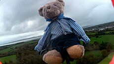 kola pátrá po plyovém medvídkovi, který spadl ze stratosféry