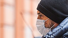 Expolitik ANO Ji�í �vachula schovával p�ed jednací síní sv�j obli�ej pod rou�kou. (prosinec 2025)