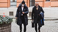 Expolitik ANO Ji�í �vachula schovával p�ed jednací síní sv�j obli�ej pod rou�kou. (prosinec 2025)