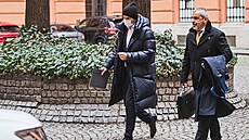 Expolitik ANO Ji�í �vachula schovával p�ed jednací síní sv�j obli�ej pod rou�kou. (prosinec 2025)