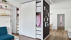 K funk�nosti p�ispívají vestavné úlo�né prostory, posuvné panely a konzolové...