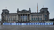 V Berlín� p�ed budovou �í�ského sn�mu se konal protest proti zavedení povinné...