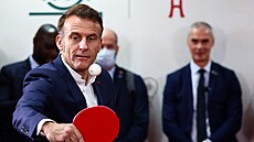 Emmanuel Macron si v ín zahrál stolní tenis. (5. prosince 2025)