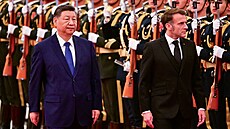 �ínský prezident Si �in-pching p�ivítal sv�j francouzský prot�j�ek Emmanuela...