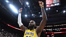 LeBron James z Los Angeles Lakers slaví výhru nad Toronto Raptors.