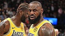 LeBron James z Los Angeles Lakers slaví výhru nad Toronto Raptors.