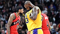 LeBron James z Los Angeles Lakers b�hem utkání s Toronto Raptors.