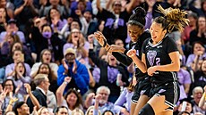 Temi Fágbénléová a Kaitlyn Chenová z Golden State Valkyries slaví b�hem utkání...