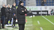 Roman Skuhravý, trenér Slovácka, sleduje poínání svenc v zápase s Viktorií...