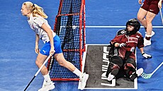 Karolína Klubalová z �eska dává branku v utkání s Loty�skem na MS.