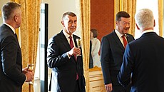 Nov� jmenovaný premiér Andrej Babi� slaví své jmenování p�ípitkem. (9. prosince...