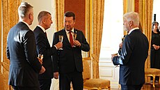 Nov� jmenovaný premiér Andrej Babi� slaví své jmenování p�ípitkem. (9. prosince...