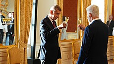 Nov jmenovaný premiér Andrej Babi slaví své jmenování pípitkem s prezidentem...