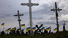 Ukrajinské vlajky vlají nad hroby padlých voják� na h�bitov� poblí� vesnice...