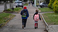 Dti se vracejí ze koly z Hoe, kde válka pinesla zásadní demografické a...