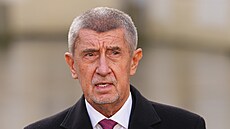 Na nádvoí Praského hradu odpovídá nov jmenovaný premiér Andrej Babi na...
