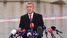 Na nádvo�í Pra�ského hradu odpovídá nov� jmenovaný premiér Andrej Babi� na...