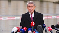 Na nádvo�í Pra�ského hradu odpovídá nov� jmenovaný premiér Andrej Babi� na...