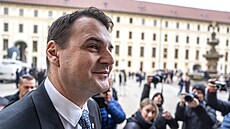 Petr Macinka (Motoristé) odpovídá noviná��m na dotazy po skon�ení sch�zky s...