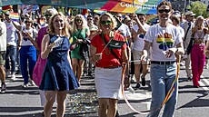 Anna-Karin Hatt (v erveném) bhem prvodu Pride ve Stockholmu v roce 2025....