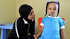 Hodan Hassan ve svém dom se svou estiletou dcerou Geni, která trpí autismem....