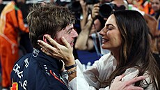 Max Verstappen ze stáje Red Bull p�ijímá gratulace po triumfu v kvalifikaci na...