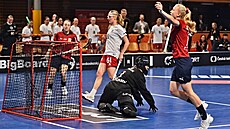 Karolína Klubalová se raduje z gólu v utkání proti Dánsku.