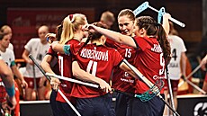 eské florbalistky se radují z trefy proti Dánsku.