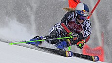Novozélandská lyaka Alice Robinsonová na trati obího slalomu v Mont...