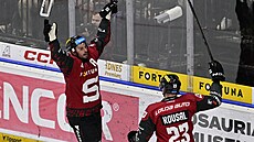 Michal epík ze Sparty slaví gól proti Karlovým Varm.