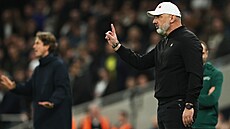 Trenér Jindich Trpiovský ze Slavie reaguje v utkání proti Tottenhamu.