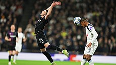 David Doud�ra ze Slavie padá v utkání s Tottenhamem.