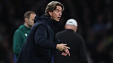 Trenér Thomas Frank z Tottenhamu udílí pokyny v utkání se Slavií.