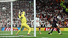 Slávistický branká Jindich Stank inkasuje v utkání s Tottenhamem vlastní gól...