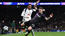David Doud�ra ze Slavie padá v souboji s Djedem Spencem z Tottenhamu.
