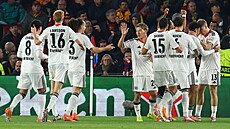 Hrá�i Frankfurtu slaví gól proti Barcelon�.