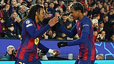 Barcelon�tí Jules Koundé a Lamine Yamal oslavují gól proti Frankfurtu.