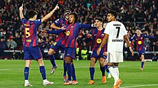 Barcelontí hrái oslavují gól proti Frankfurtu.