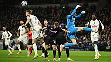 Slávista Michal Sadílek dotírá na brankáe Guglielma Vicaria z Tottenhamu.