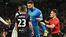 Slávista Michal Sadílek dotírá na brankáe Guglielma Vicaria z Tottenhamu.