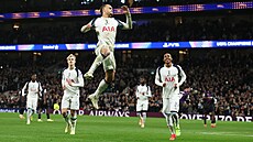 Xavi Simons z Tottenhamu se raduje ze tetího gólu proti Slavii.