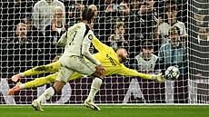 Xavi Simons z Tottenhamu prom��uje penaltu proti Slavii.