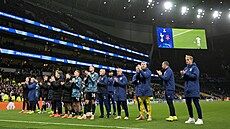 Slávisti�tí fotbalisté d�kují fanou�k�m za podporu po zápase s Tottenhamem.