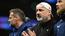 Slávistický trenér Jindich Trpiovský dkuje fanoukm za podporu po zápase s...