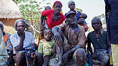 Píbuzní unesených dtí ze koly ve vesnici Papiri  v Nigérii ekají na...